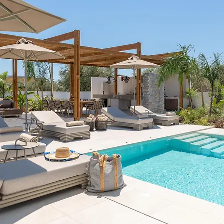 Lanik Luxury Pool 아판토우