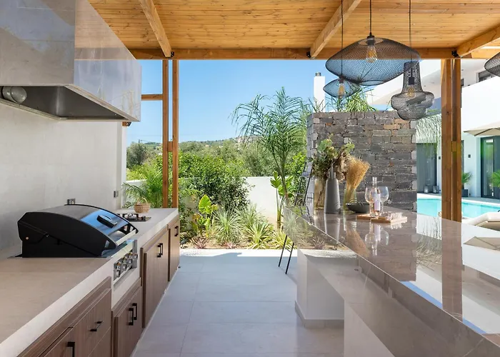 Lanik Luxury Pool 아판토우