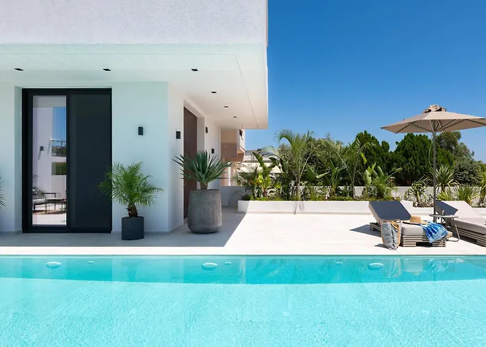 Lanik Luxury Pool * 아판토우