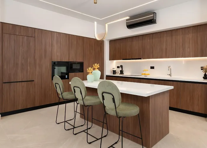 Lanik Luxury Pool * 아판토우