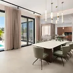 Lanik Luxury Pool アパート *