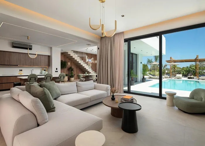 Lanik Luxury Pool 阿凡投